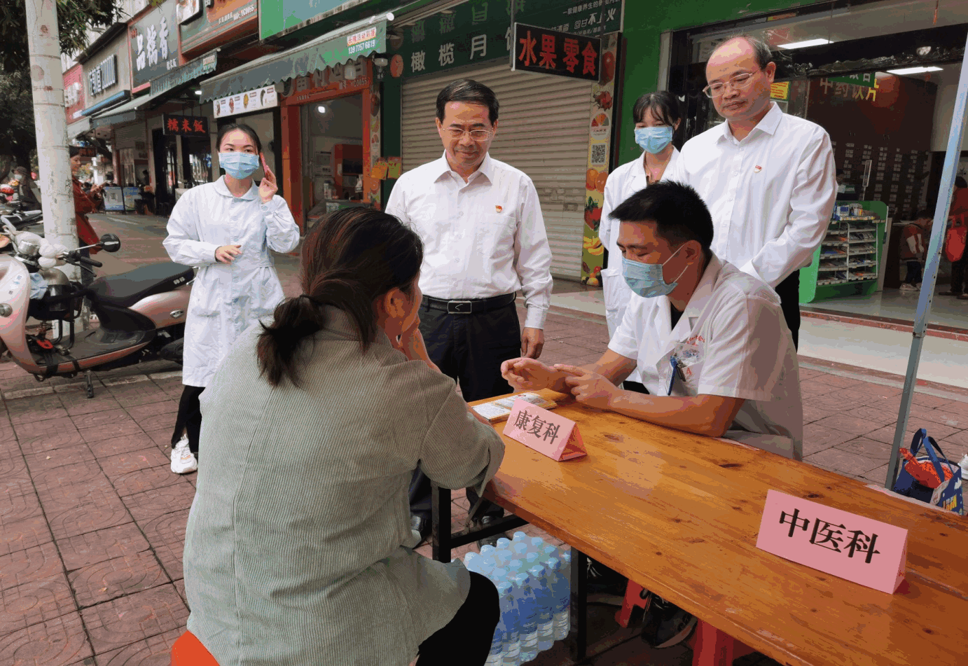 玉林市红十字会医院到五里桥社区开展在职党员“双报到”活动暨“卫生应急进社区”主题党日活动