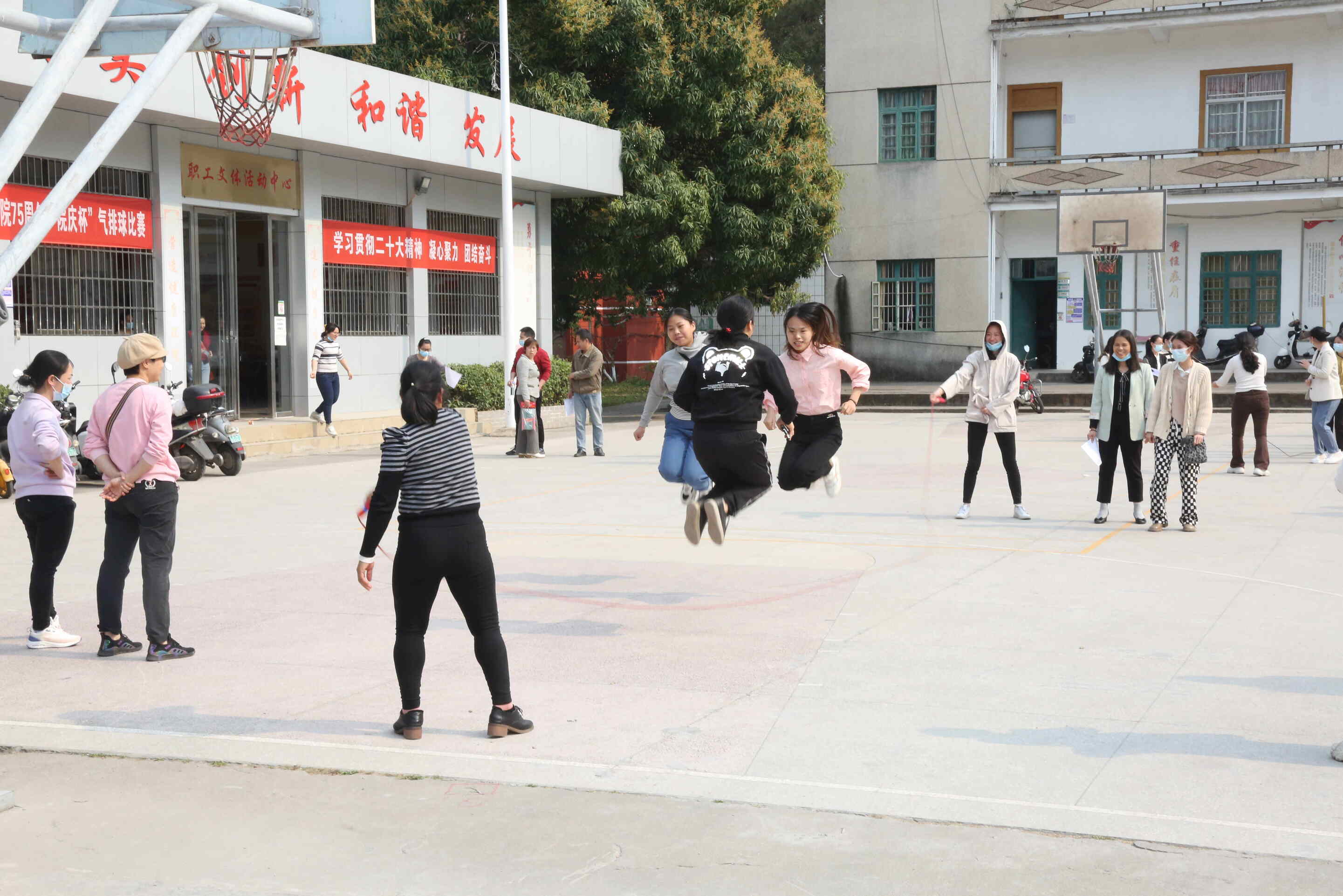 【巾帼心向党 协力绽芳华】玉林市红十字会医院举行“三八”女神节跳绳比赛及开展《父母课堂》知识讲座系列主题活动