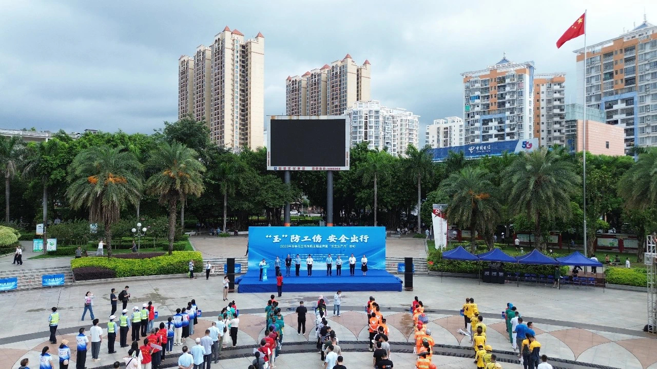 玉林市红十字会医院在文化广场开展“急救科普宣传活动”