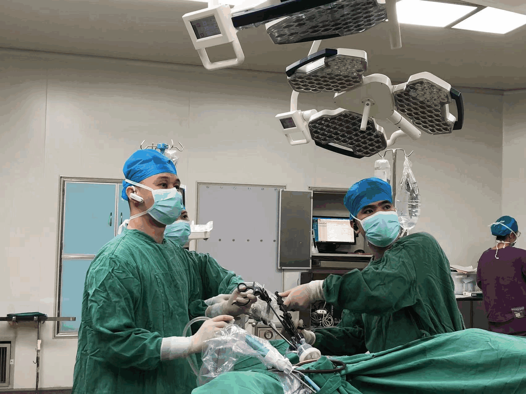 笑对病痛，美丽不打折：玉林市红十字会医院成功开展单孔腹腔镜下直肠癌根治术