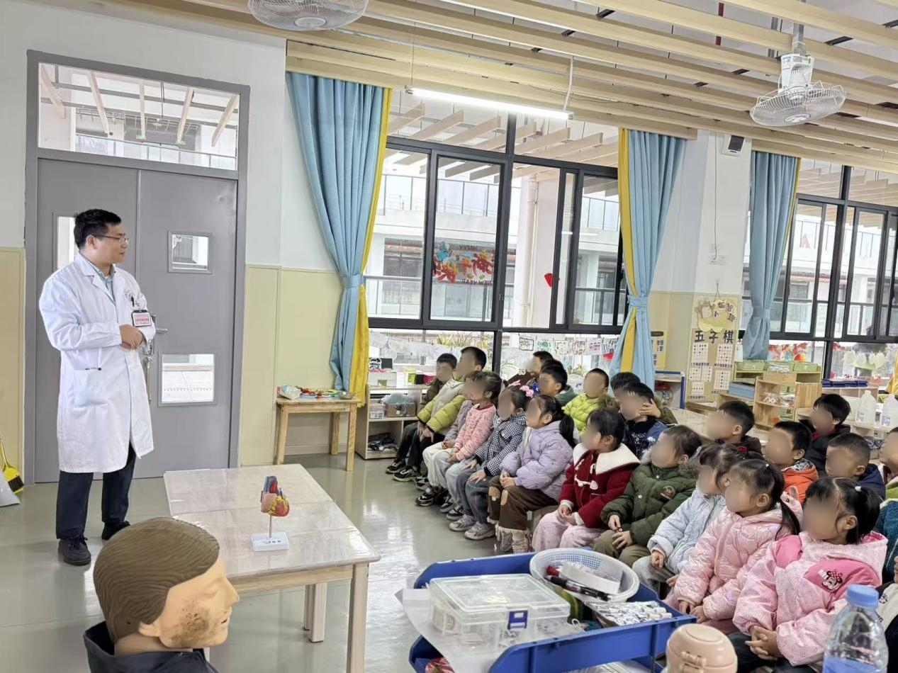童心感知心跳 健康陪伴成长——玉林市红十字会医院心血管内科一病区走进校园开展科普活动