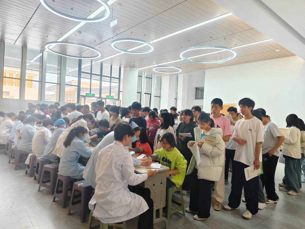 关爱青春健康 共筑成长防线——玉林市红十字会医院走进育辉高中开展学生健康体检活动